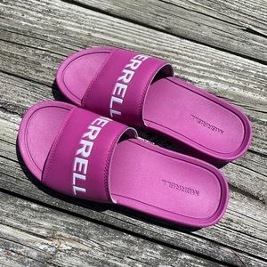 NEW! MERRELL Women’s slides in size 7(runs small!)